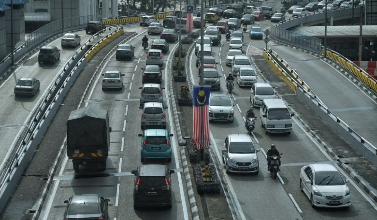 Малайз улс жолооч нарынхаа торгуулийг тэглэнэ