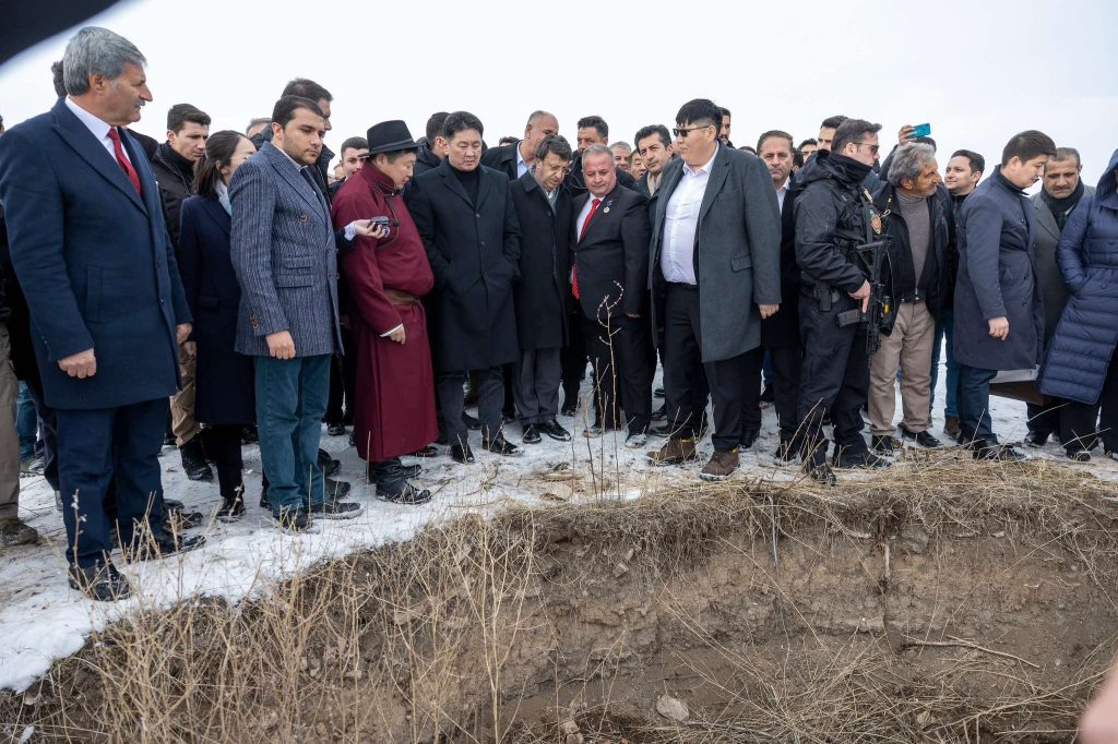 Ерөнхийлөгч У.Хүрэлсүх Ил хан Хүлэгүгийн зуны ордны туурийн археологийн хайгуул судалгааны ажилтай танилцлаа