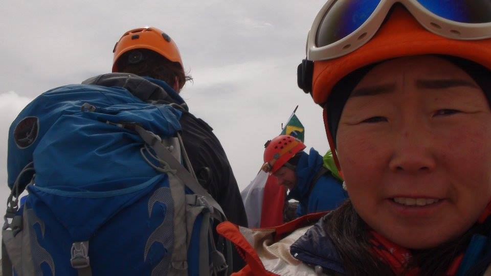 Б.Гангаамаа Пункак Жаяа хадан оргилд хөл тавьсан анхны Монгол уулчин боллоо