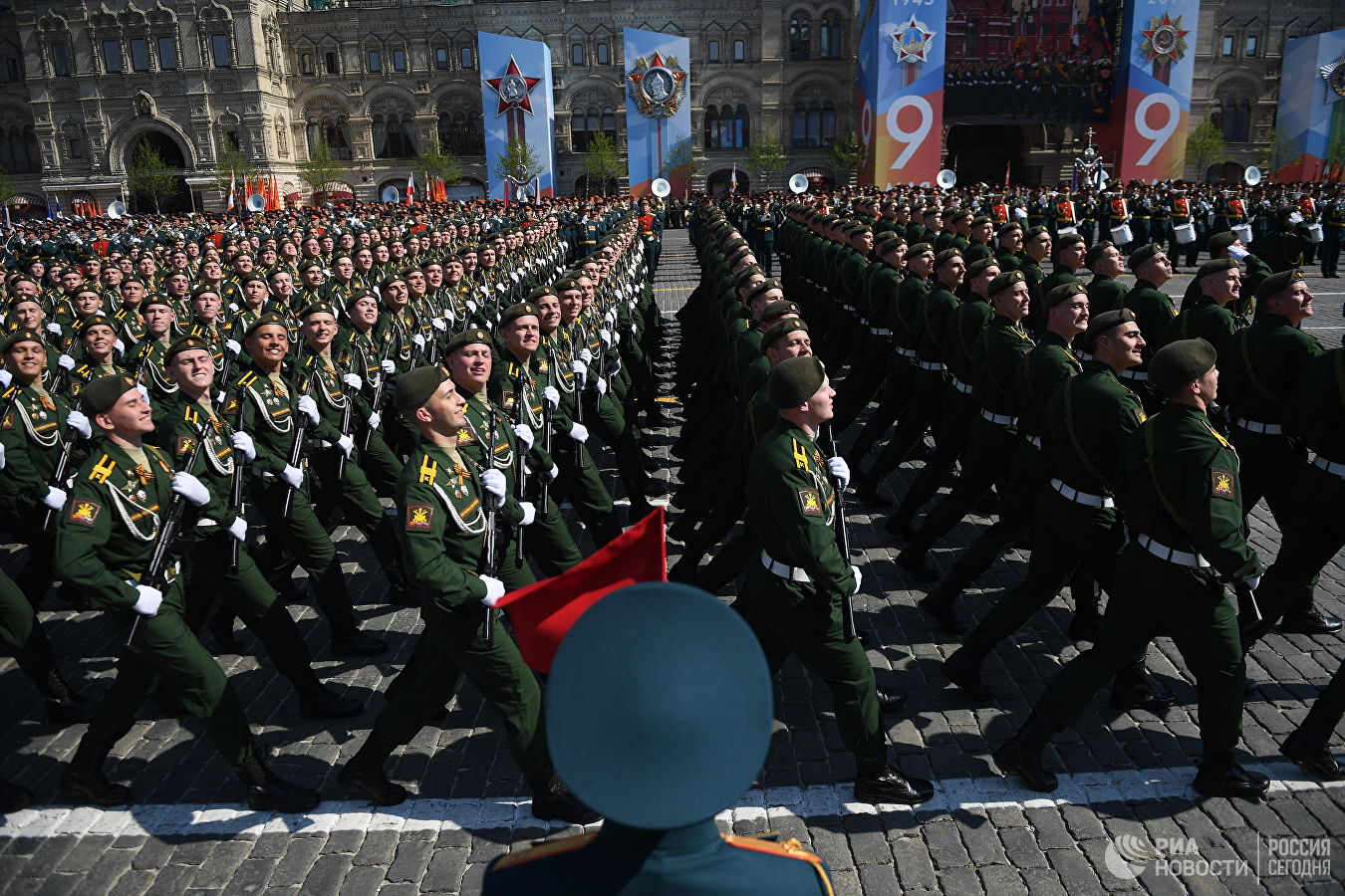 ФОТО: Ялалтын жагсаалд 13 мянган цэргийн албан хаагч оролцлоо