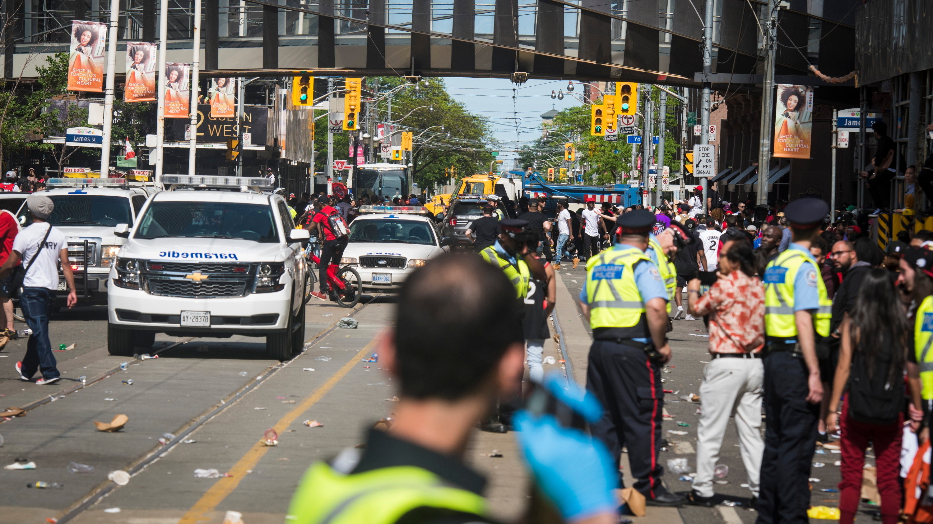 “Торонто Рапторс”-ын парадын үеэр халдлага үйлдсэн этгээдүүдийг барьжээ